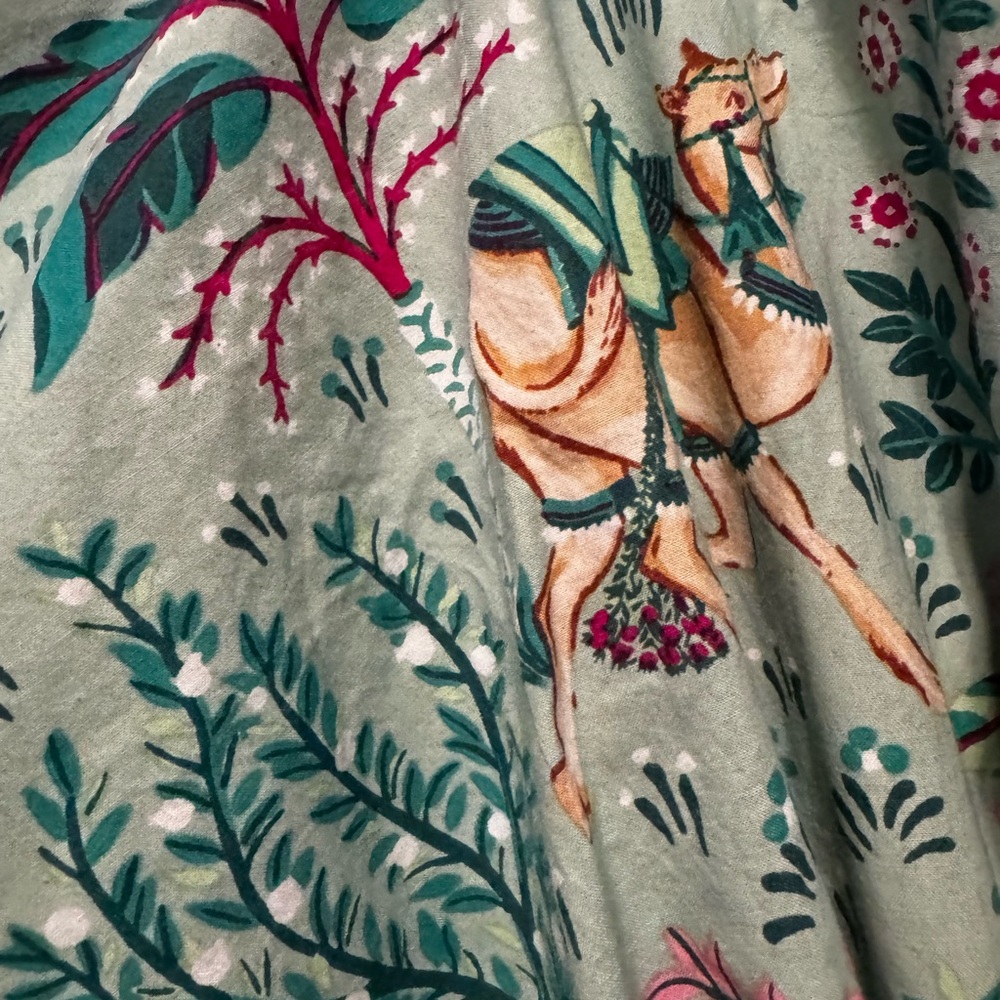 Printfresh long robe in Camel’s Courtyard print - Picture 4 of 5